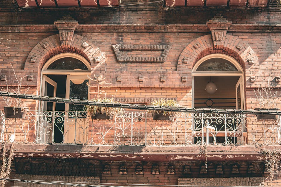 Seorang pekerja kantor sedang menikmati salad sayur segar dan air mineral di meja kerja yang tertata rapi.