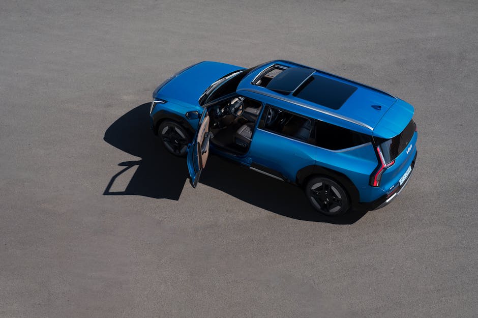 Perbandingan visual antara proses pengisian daya baterai motor listrik dan pengisian bahan bakar di stasiun pengisian umum.