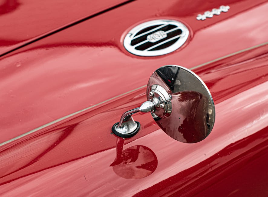 Barisan motor klasik yang terawat rapi sedang dipamerkan dalam sebuah festival otomotif nasional yang meriah.