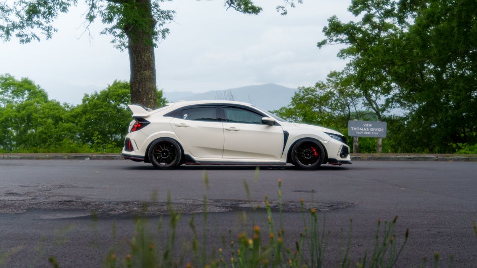 Deretan motor klasik yang terparkir rapi dalam sebuah pameran otomotif nasional yang dipadati pengunjung.