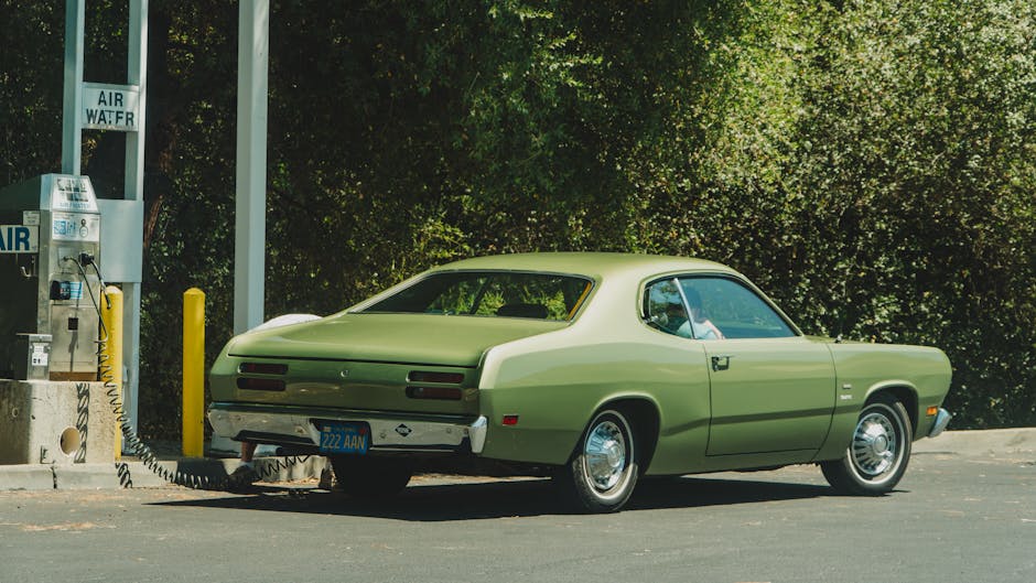 Deretan sepeda motor klasik yang telah direstorasi dengan sempurna berjajar rapi dalam sebuah pameran otomotif.