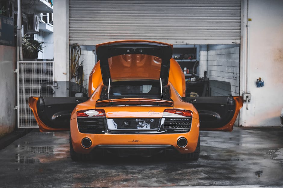 Petugas kepolisian sedang memberikan penjelasan mengenai prosedur ujian praktik motor besar kepada pemohon SIM di lapangan uji Satpas.