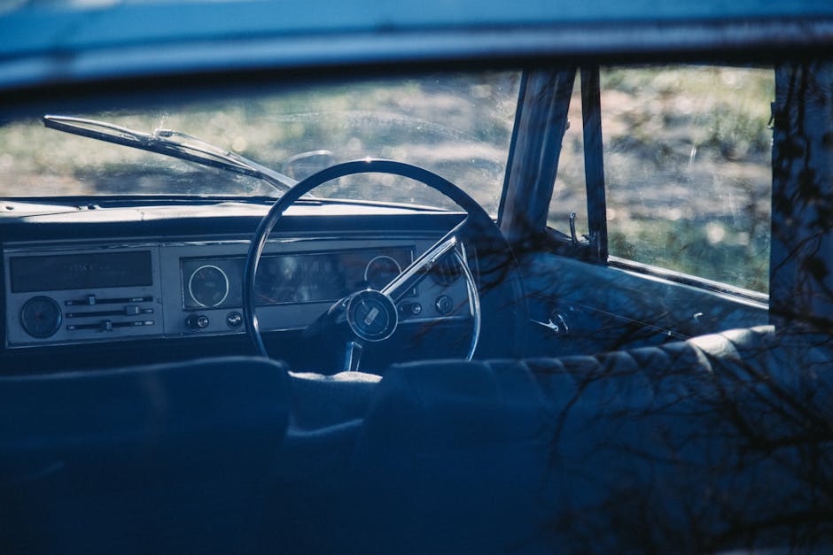 Petugas kepolisian sedang memberikan edukasi mengenai penggolongan SIM baru kepada sejumlah pengendara motor di area publik.