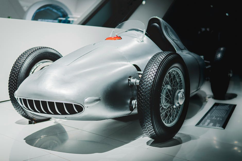 Seorang petugas polisi sedang memberikan sosialisasi mengenai keselamatan berkendara kepada pengguna sepeda motor di jalan raya.