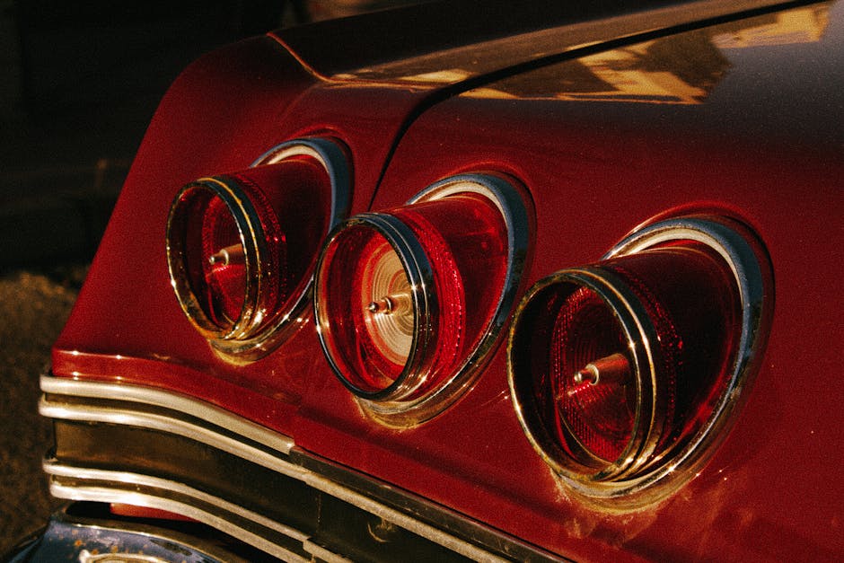 Deretan motor listrik berbagai merek sedang terparkir rapi di sebuah pameran otomotif nasional.