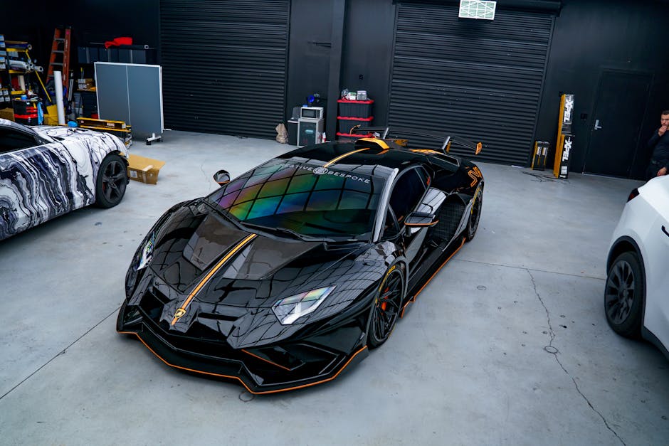 Seorang mekanik profesional sedang memeriksa kondisi komponen mesin sepeda motor secara teliti di bengkel resmi.