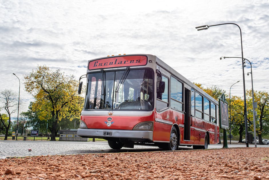 Stasiun Pengisian Kendaraan Listrik Umum (SPKLU) modern yang sedang digunakan oleh beberapa mobil listrik di area publik.