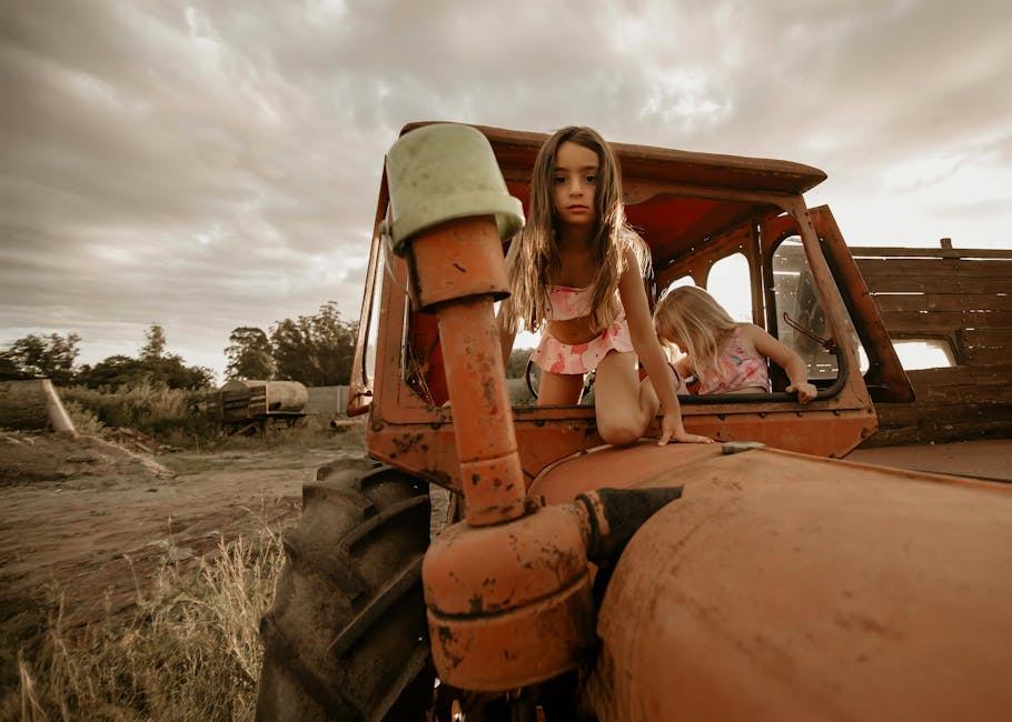 Sebuah mobil listrik sedang mengisi daya di Stasiun Pengisian Kendaraan Listrik Umum (SPKLU) yang modern di area publik.