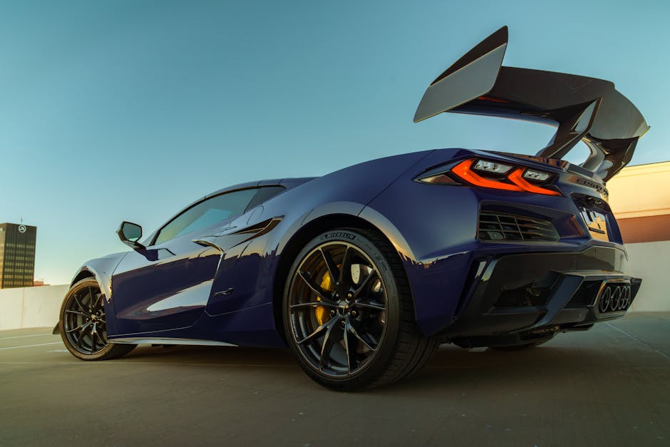 Ilustrasi pabrik perakitan kendaraan listrik modern yang menunjukkan proses produksi baterai dan mobil di Indonesia.