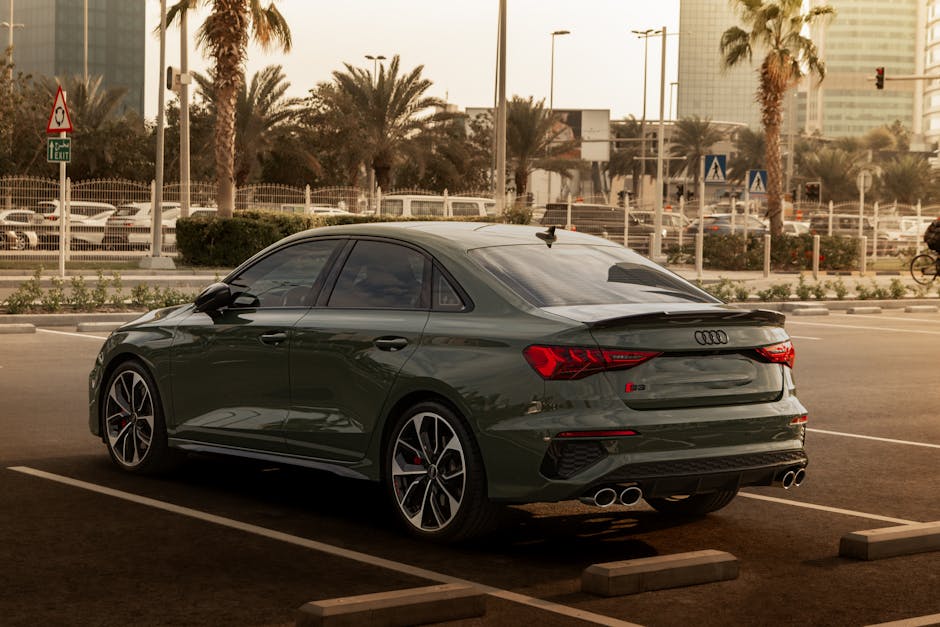 Ilustrasi stasiun pengisian kendaraan listrik umum (SPKLU) yang modern dengan latar belakang mobil EV sedang mengisi daya.