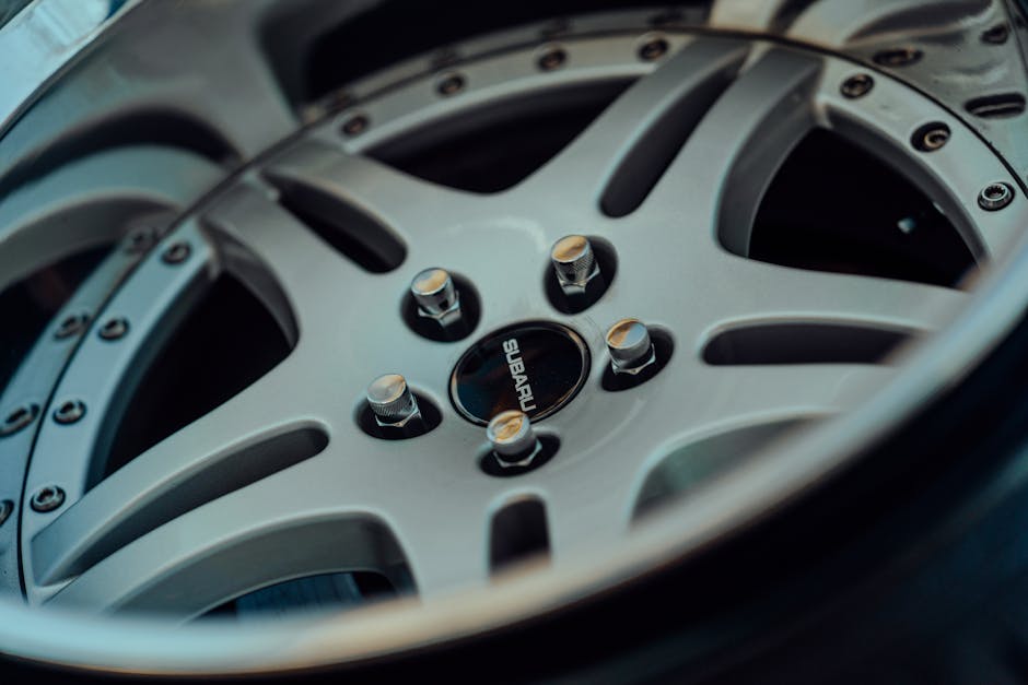 Ilustrasi stasiun pengisian kendaraan listrik umum (SPKLU) yang modern dengan beberapa mobil sedang mengisi daya di area perkotaan.