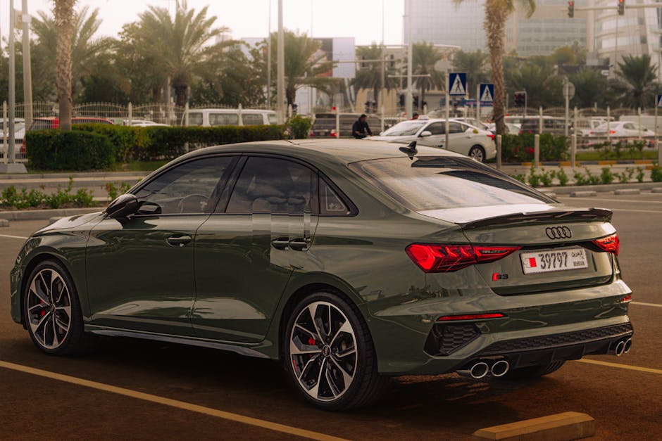 Ilustrasi stasiun pengisian kendaraan listrik umum (SPKLU) yang modern di tengah kota, menunjukkan kemudahan akses pengisian baterai EV.