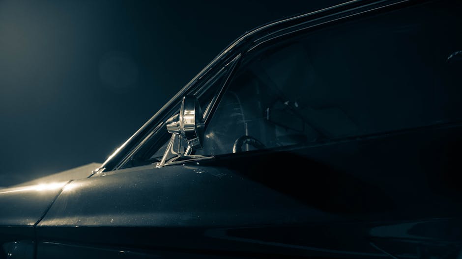 Barisan motor modern dan klasik yang dipamerkan dalam sebuah ajang pameran otomotif internasional.