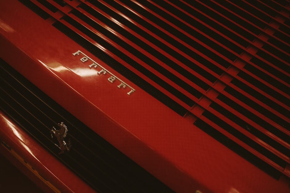 Deretan sepeda motor modern dan klasik yang dipajang dalam sebuah pameran otomotif internasional dengan pencahayaan futuristik.