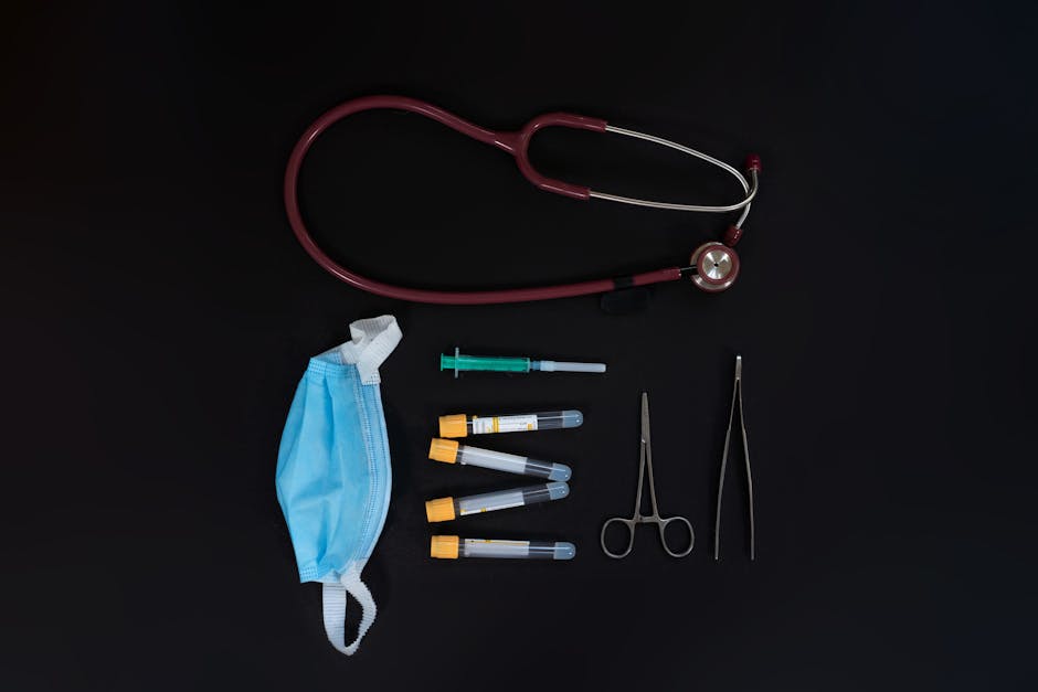 Tenaga medis sedang menggunakan tablet digital untuk memantau data kesehatan pasien di sebuah rumah sakit modern.