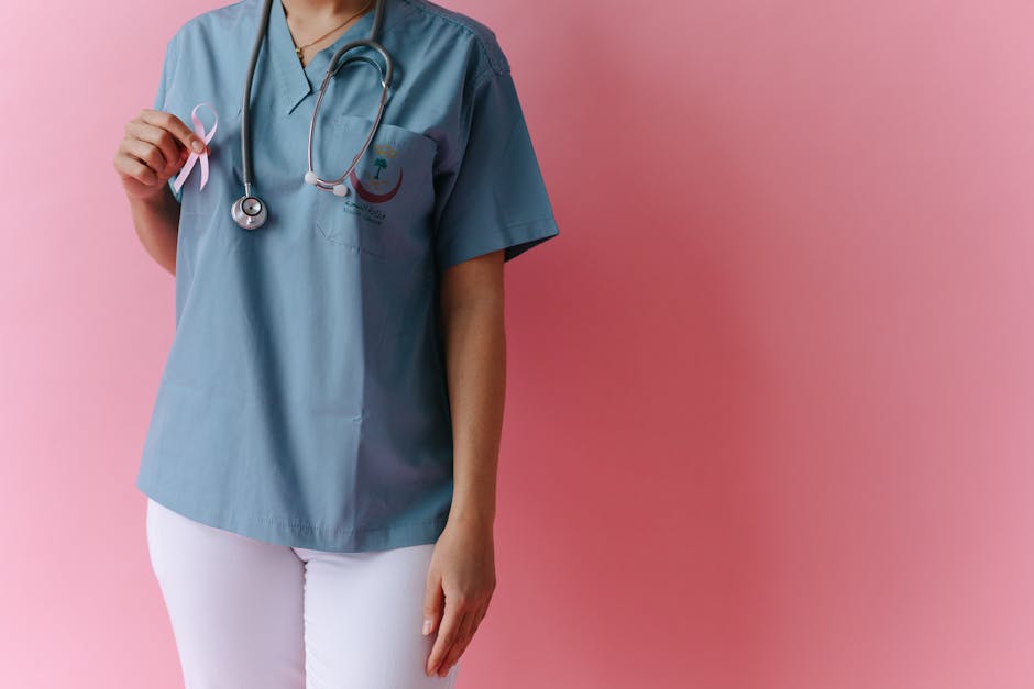 Petugas medis sedang menggunakan tablet digital untuk memantau data kesehatan pasien di sebuah klinik modern yang bersih.