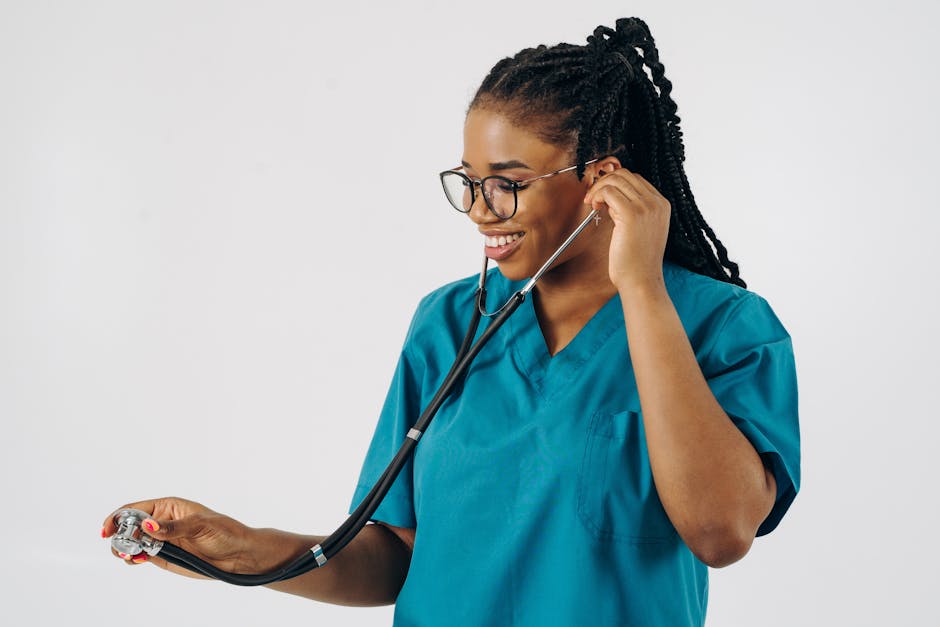 Petugas medis sedang menggunakan perangkat tablet digital untuk mengakses data kesehatan pasien di sebuah rumah sakit modern.