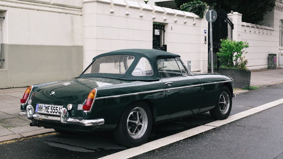 Seorang mekanik profesional sedang melakukan pengecekan mendetail pada mesin sepeda motor di sebuah bengkel modern.