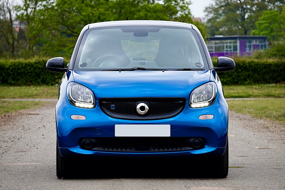 Seorang mekanik profesional sedang memeriksa detail komponen mesin motor dengan teliti di sebuah bengkel yang bersih dan lengkap.