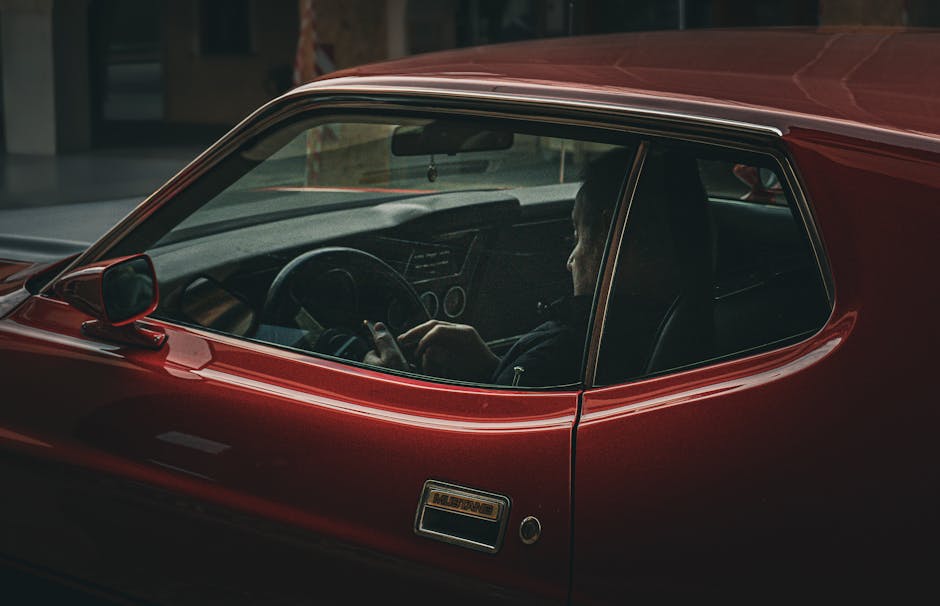 Seorang mekanik profesional sedang memeriksa detail komponen mesin motor dengan peralatan modern di sebuah bengkel resmi.