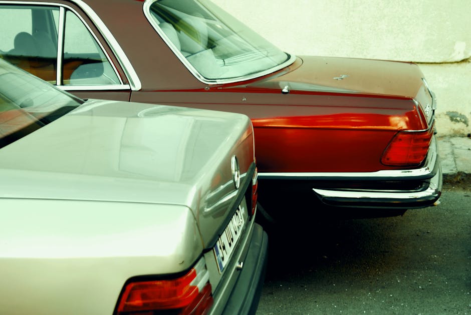 Seorang mekanik profesional sedang melakukan pengecekan menyeluruh pada komponen mesin motor untuk memastikan performa tetap prima.