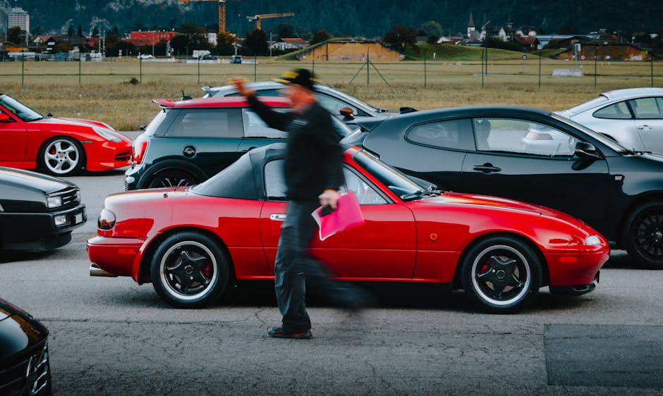 Seorang mekanik profesional sedang memeriksa detail komponen mesin sepeda motor di sebuah bengkel dengan peralatan lengkap.