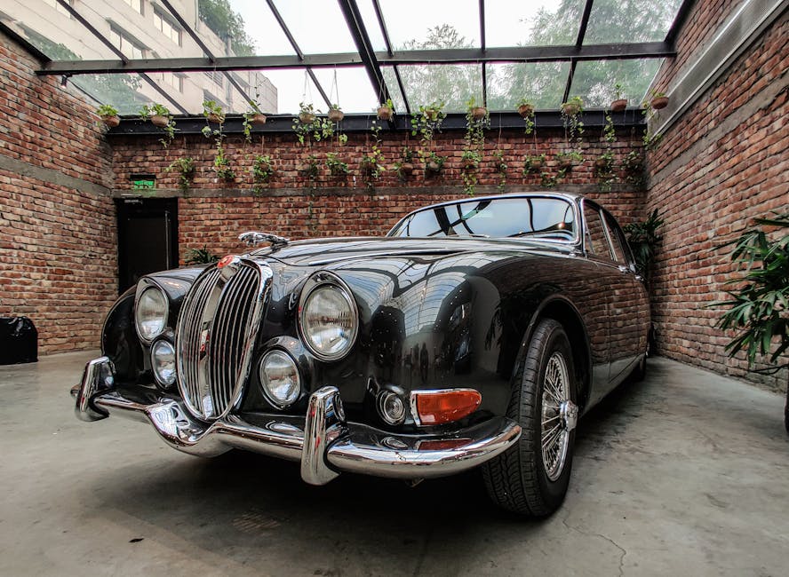 Seorang mekanik profesional sedang melakukan pengecekan mendalam pada mesin motor menggunakan alat diagnostik modern di sebuah bengkel resmi.