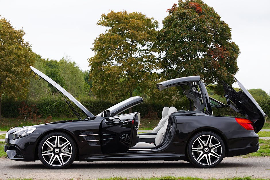 Seorang mekanik profesional sedang melakukan pemeriksaan mendalam pada komponen mesin sepeda motor di sebuah bengkel modern yang bersih.