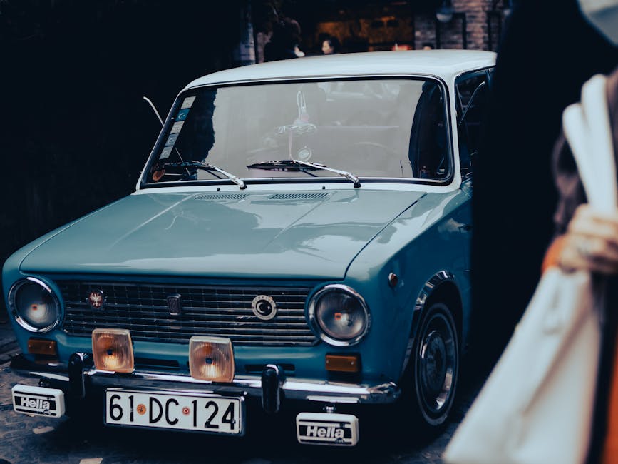 Seorang mekanik profesional sedang melakukan pengecekan mendalam pada komponen mesin motor injeksi dan motor klasik di sebuah bengkel modern.