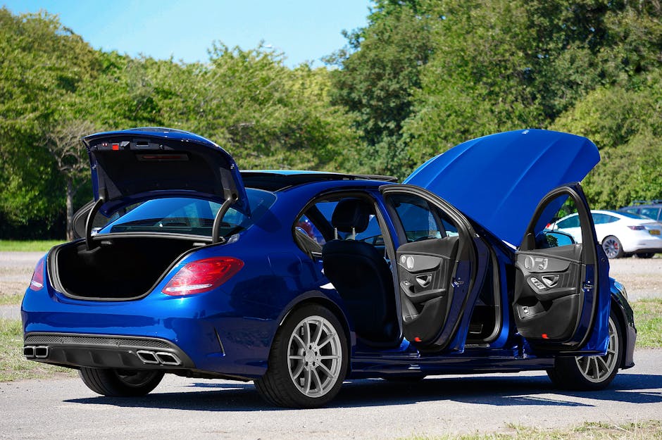 Mekanik profesional sedang melakukan pengecekan mendalam pada mesin sepeda motor di sebuah bengkel modern.