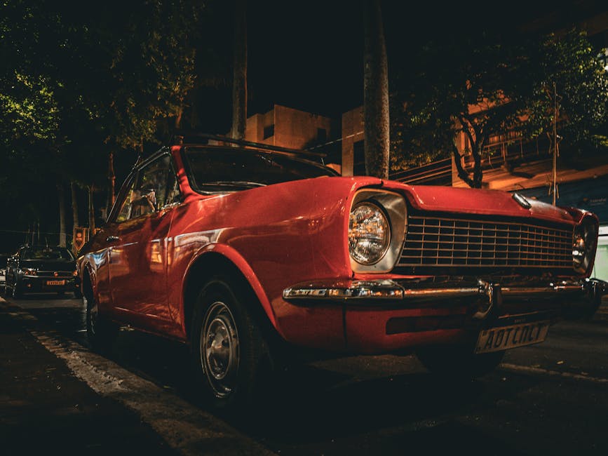 Seorang mekanik profesional sedang melakukan pengecekan menyeluruh pada mesin motor menggunakan alat diagnosis digital di sebuah bengkel modern.