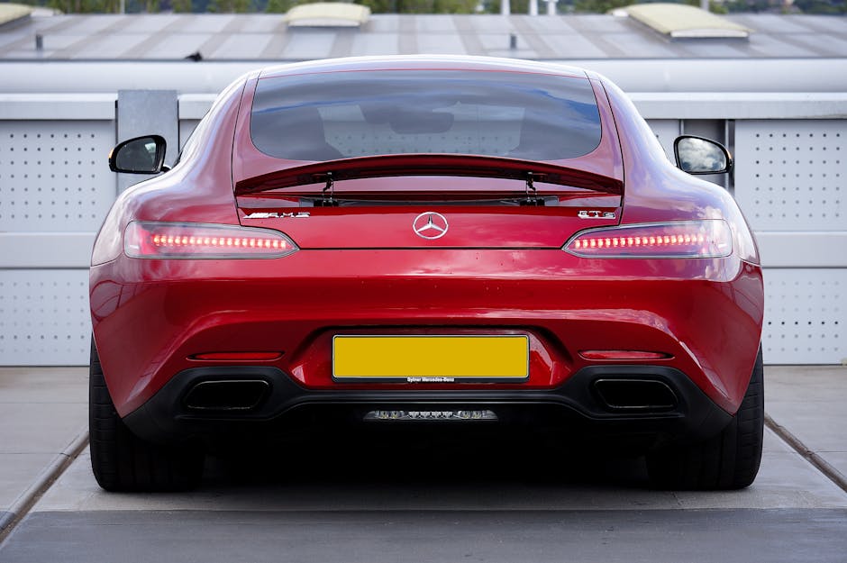 Seorang mekanik profesional sedang memeriksa detail mesin motor menggunakan peralatan modern di sebuah bengkel resmi.