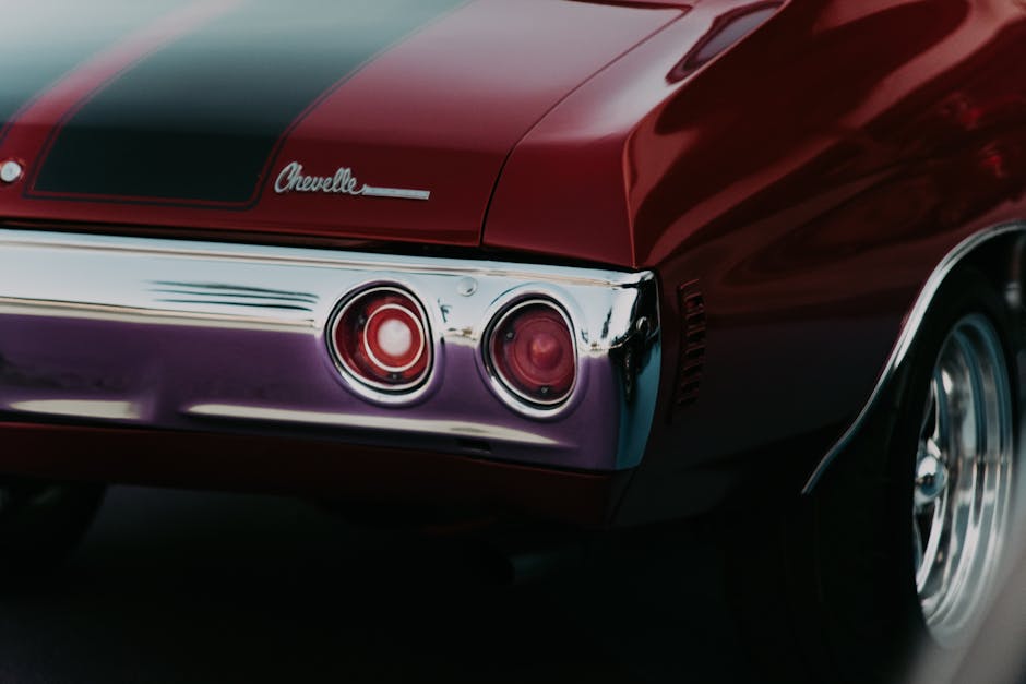 Seorang mekanik profesional sedang melakukan pengecekan mendalam pada komponen mesin sepeda motor di sebuah bengkel resmi.