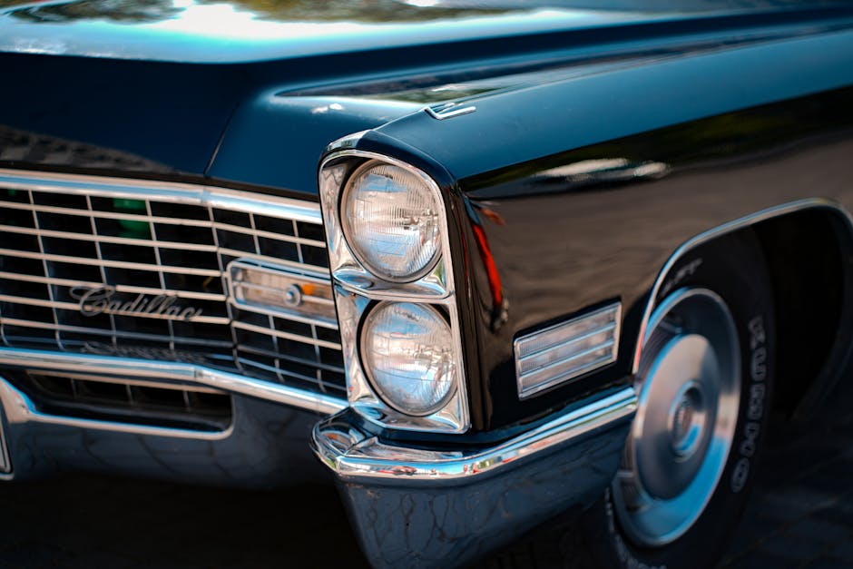 Seorang mekanik profesional sedang memeriksa detail komponen mesin motor dengan teliti di sebuah bengkel.