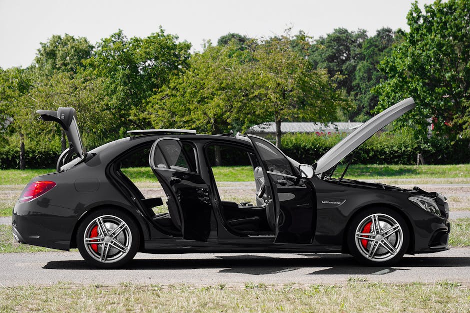 Seorang mekanik sedang melakukan pengecekan mendalam pada mesin sepeda motor menggunakan alat diagnostik modern di sebuah bengkel.