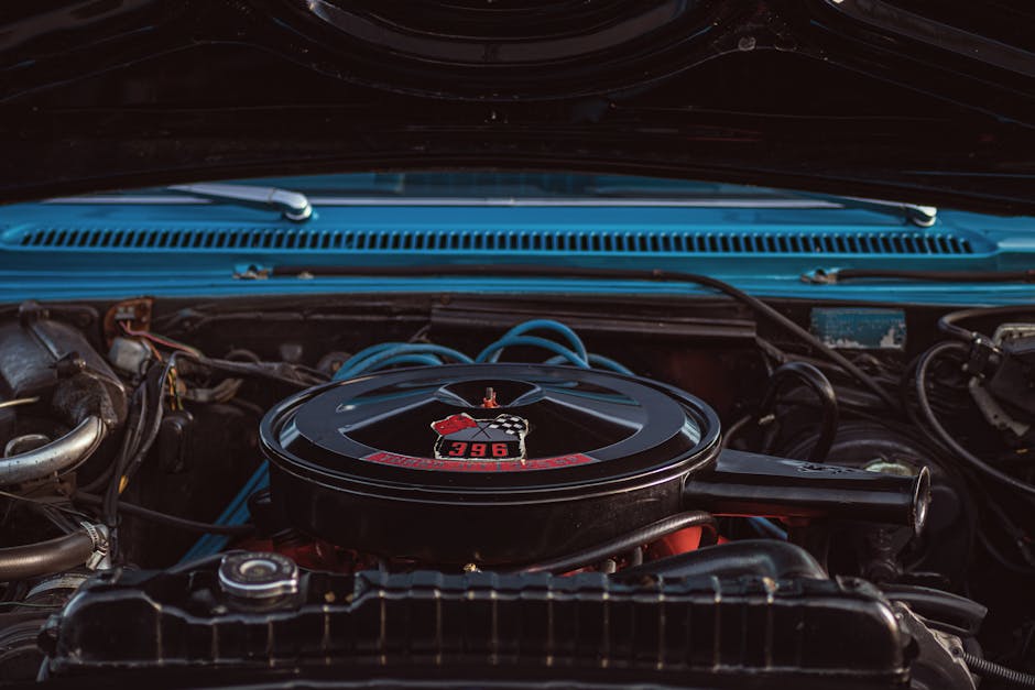 Seorang mekanik profesional sedang melakukan pengecekan mesin motor injeksi menggunakan alat diagnosis digital di sebuah bengkel resmi.