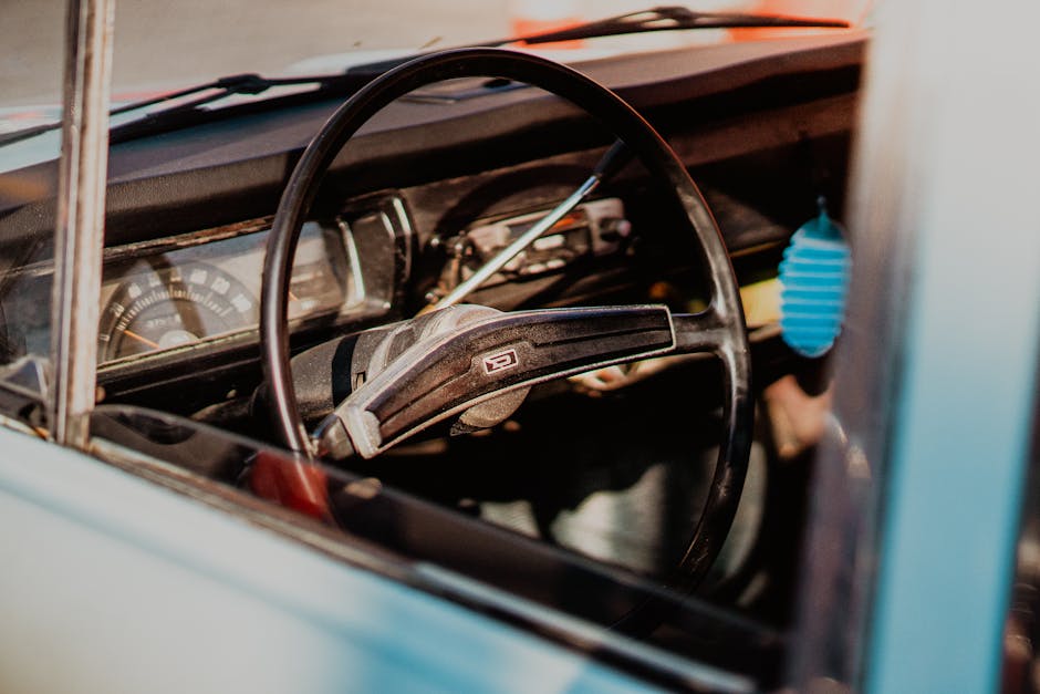 Seorang mekanik profesional sedang memeriksa detail komponen mesin motor dengan peralatan modern di sebuah bengkel resmi.