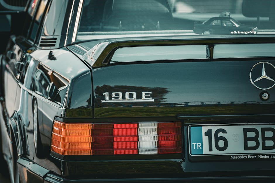 Seorang mekanik profesional sedang melakukan pengecekan mendalam pada komponen mesin sepeda motor di sebuah bengkel modern.