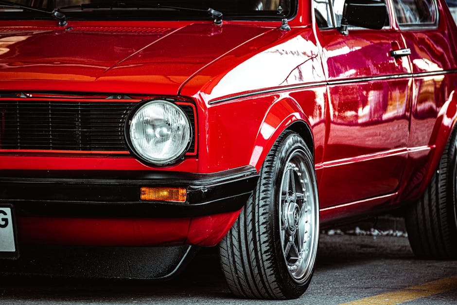 Seorang mekanik profesional sedang melakukan pengecekan mendalam pada komponen mesin motor menggunakan peralatan modern di sebuah bengkel.