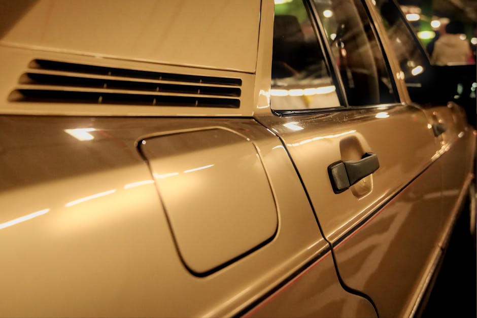 Seorang mekanik profesional sedang melakukan pengecekan mendalam pada komponen mesin sepeda motor di sebuah bengkel resmi.