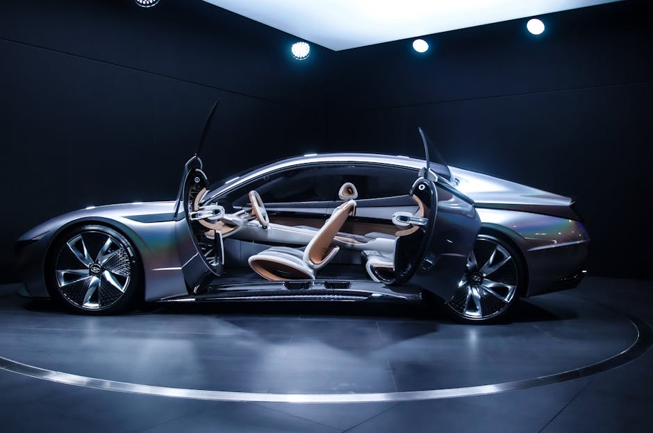 Seorang mekanik profesional sedang memeriksa komponen mesin motor injeksi dan motor klasik di sebuah bengkel yang bersih.