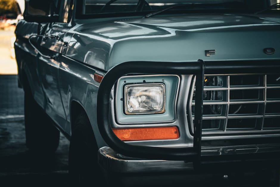 Seorang mekanik profesional sedang melakukan pengecekan menyeluruh pada mesin motor menggunakan alat diagnosa digital di bengkel.