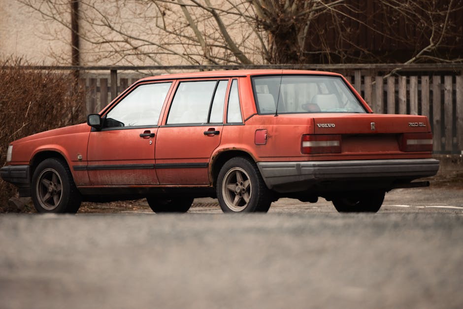 Seorang mekanik profesional sedang memeriksa sistem mesin motor dengan alat diagnostik modern di sebuah bengkel resmi.
