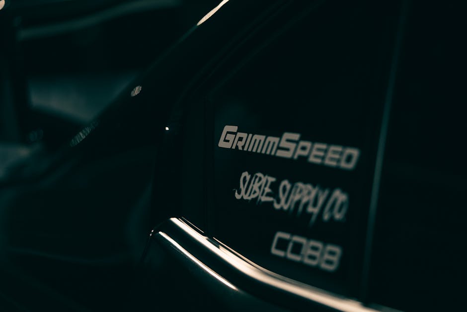 Seorang mekanik profesional sedang memeriksa detail mesin motor injeksi dan motor klasik di sebuah bengkel yang bersih.