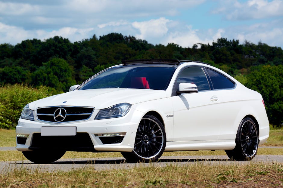 Seorang mekanik sedang melakukan pengecekan mendalam pada komponen mesin motor di sebuah bengkel yang bersih dan lengkap.