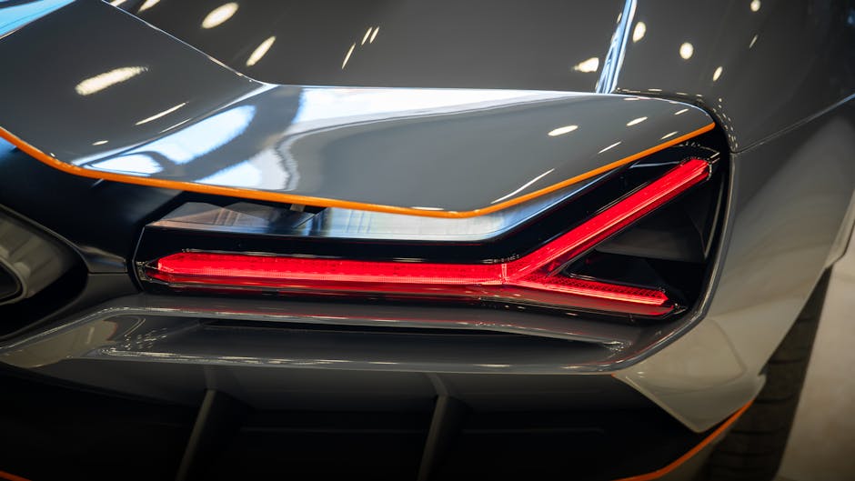 Seorang mekanik profesional sedang melakukan pengecekan mendalam pada komponen mesin sepeda motor di sebuah bengkel modern.