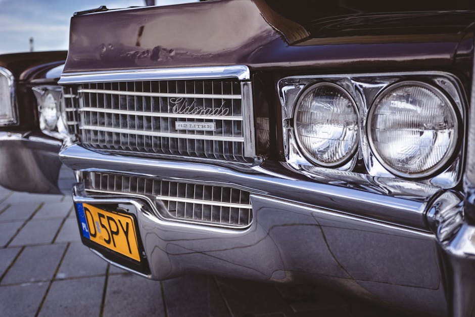 Seorang mekanik profesional sedang melakukan pengecekan mendetail pada komponen mesin motor di sebuah bengkel modern.