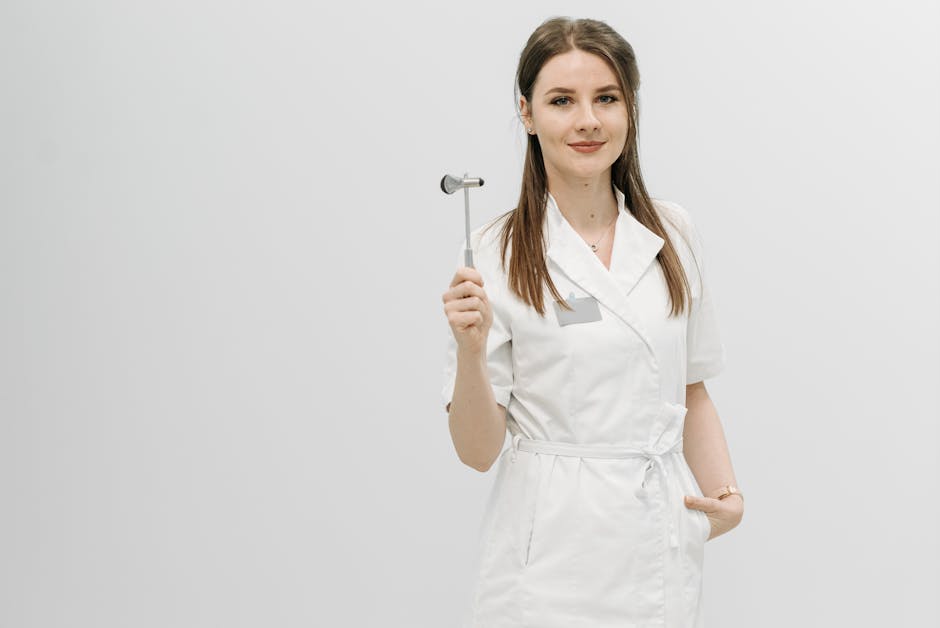 Seorang ahli gizi sedang menjelaskan hasil laporan kesehatan genetik kepada seorang pasien di dalam laboratorium medis modern.