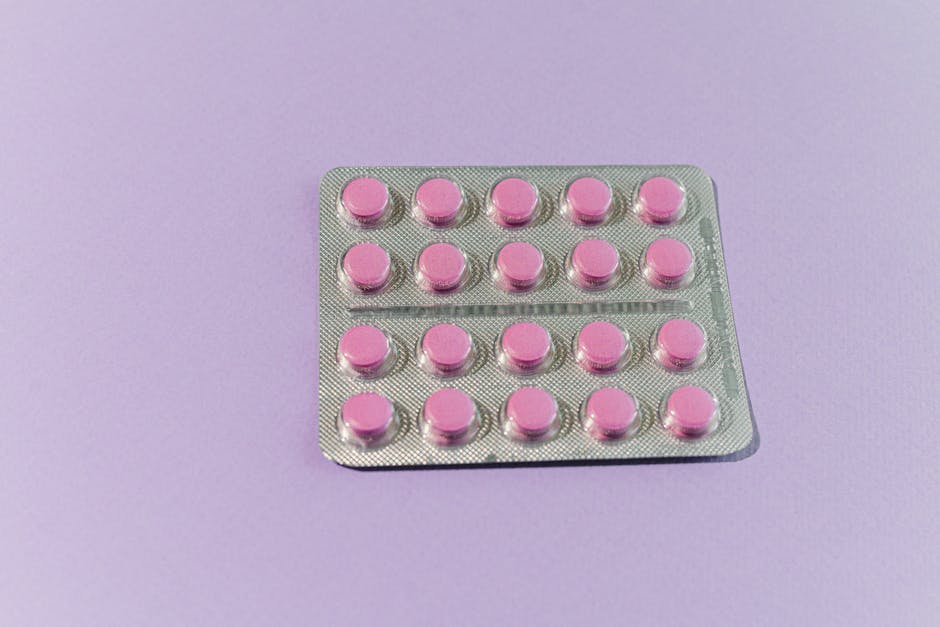 Seorang ahli gizi sedang menjelaskan laporan hasil tes kesehatan kepada seorang pasien di sebuah klinik modern.