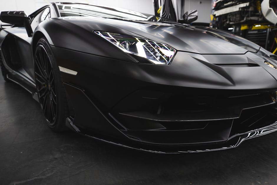 Seorang pengendara sedang mengoperasikan panel instrumen digital pada sepeda motor modern yang menampilkan indikator sistem keselamatan aktif.